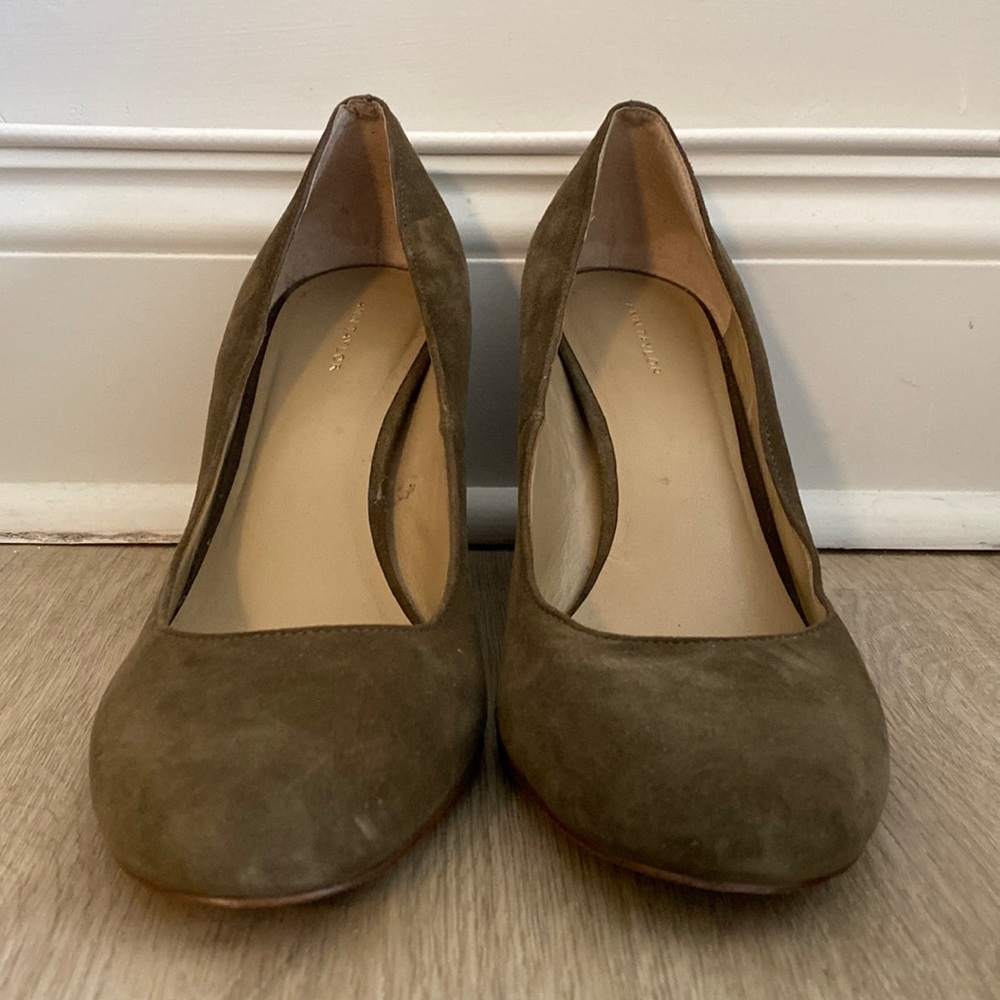 ANN TAYLOR olive green medium heeled pumps. Round toe.